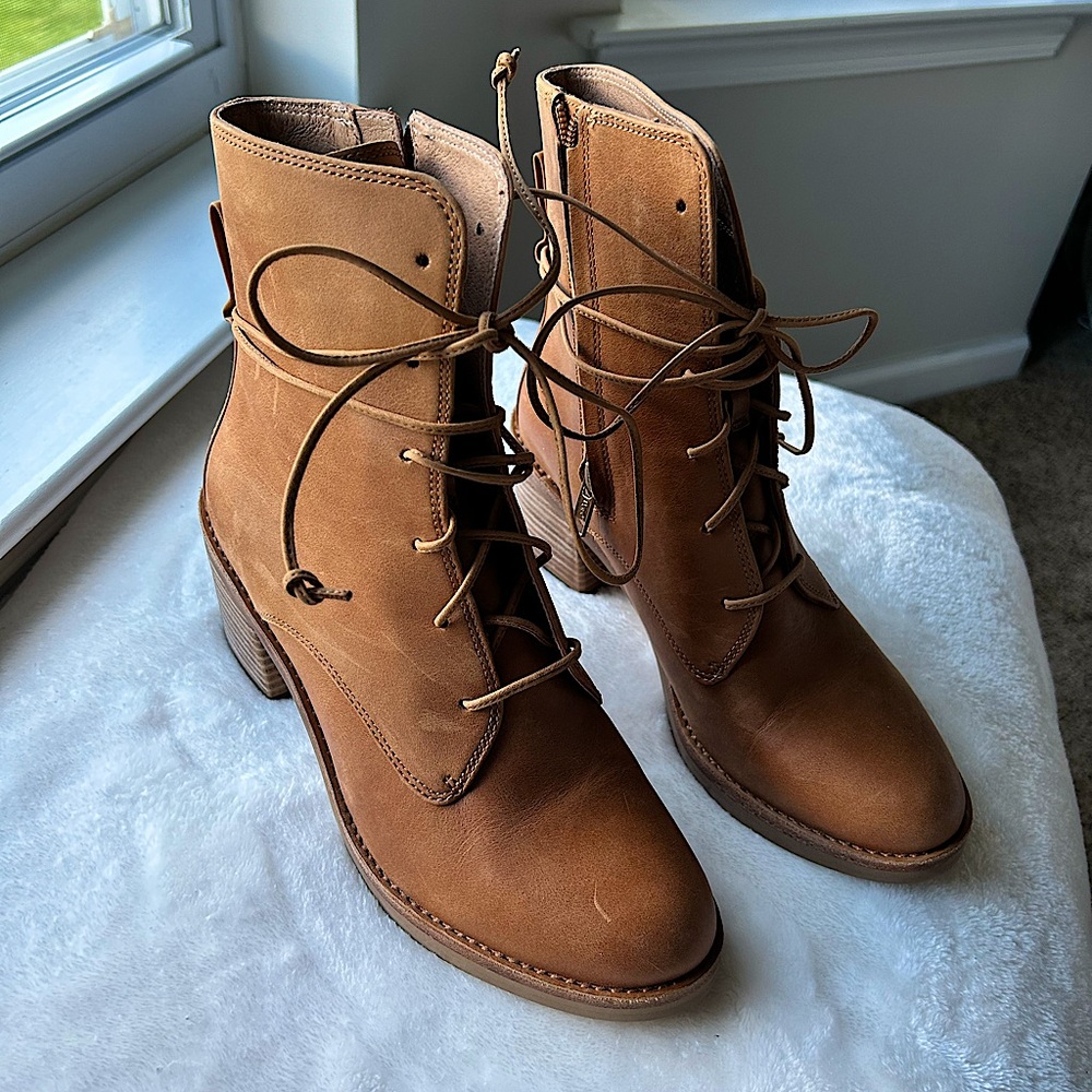 Ugg Oriana lace up boot